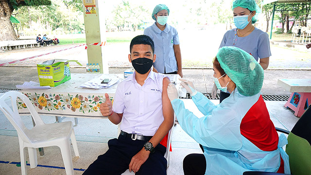 ภาพนักเรียนโรงเรียนอุบลปัญญานุกูล จังหวัดอุบลราชธานี อายุ 12-18 ปี เข้าฉีดวัคซีนไฟเซอร์ เข็มที่ 2 จำนวน 106 คน เข็มแรก จำนวน 13 คน
